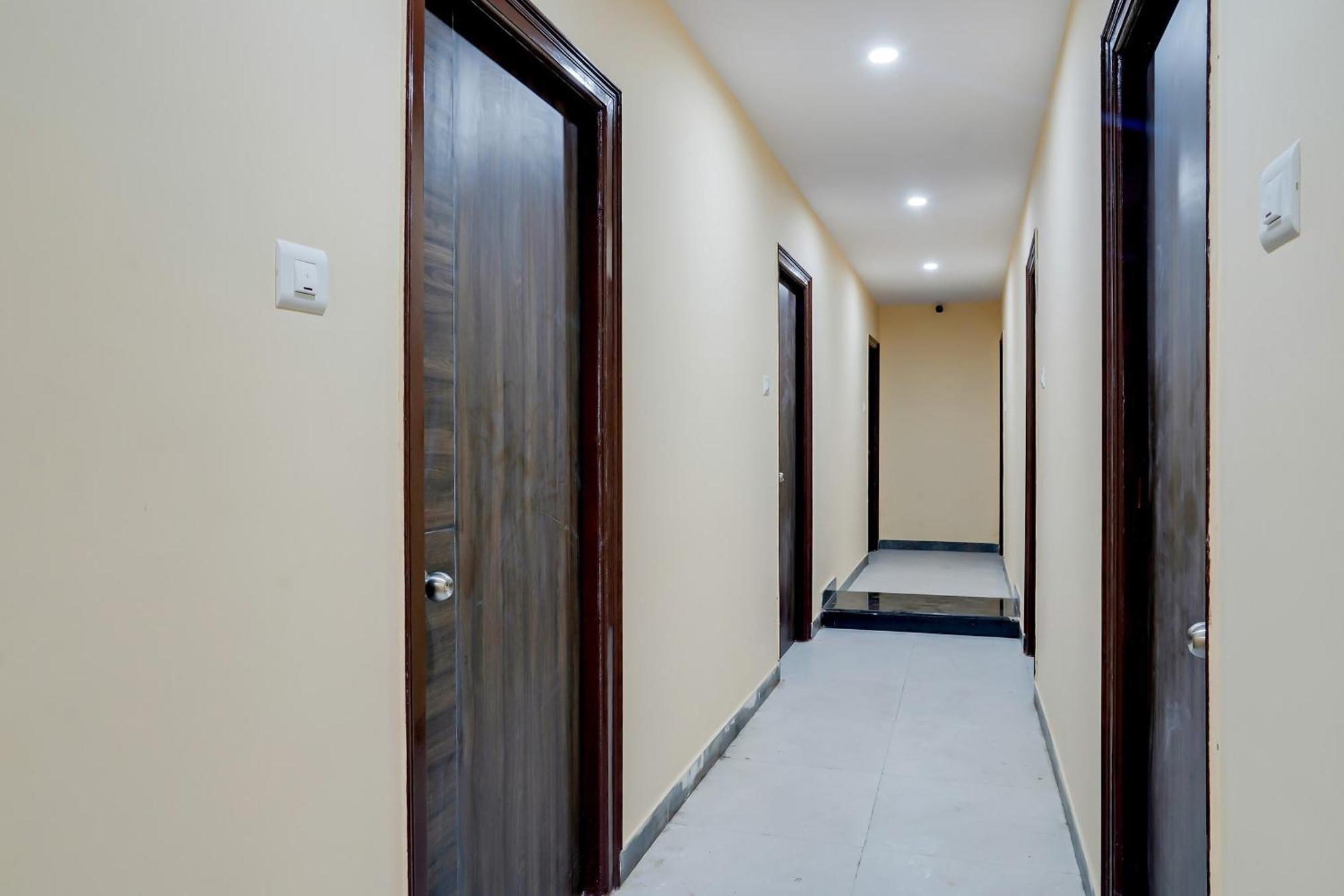 โอโย 28124 อเลขยา เรซิเดนซี Hotel Sururnagar ภายนอก รูปภาพ