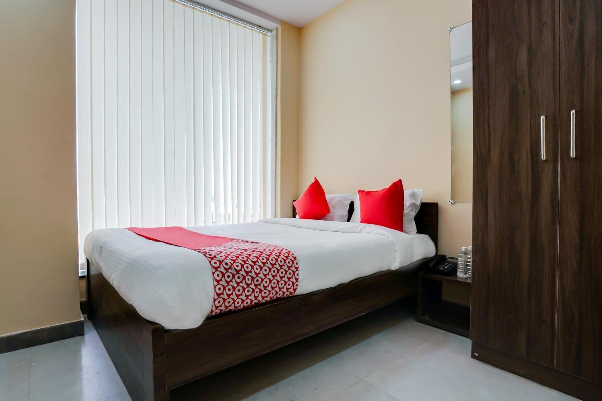 โอโย 28124 อเลขยา เรซิเดนซี Hotel Sururnagar ภายนอก รูปภาพ