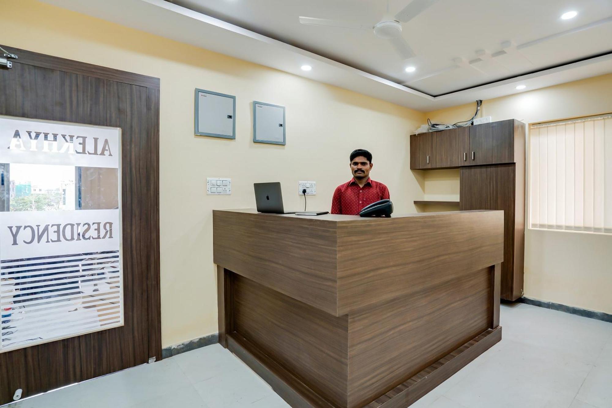 โอโย 28124 อเลขยา เรซิเดนซี Hotel Sururnagar ภายนอก รูปภาพ