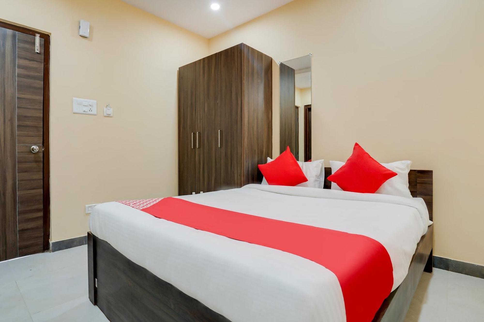 โอโย 28124 อเลขยา เรซิเดนซี Hotel Sururnagar ภายนอก รูปภาพ
