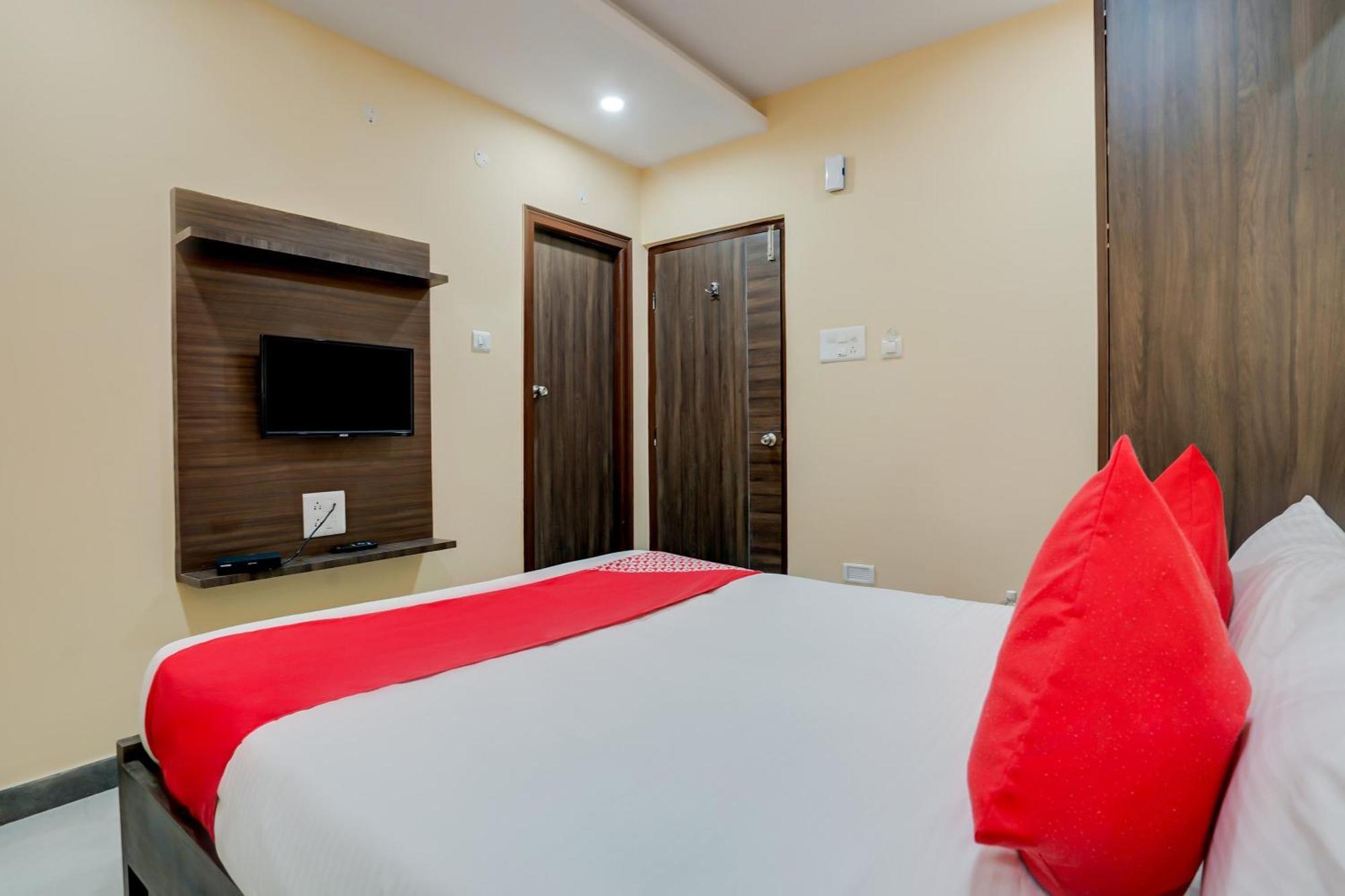 โอโย 28124 อเลขยา เรซิเดนซี Hotel Sururnagar ภายนอก รูปภาพ