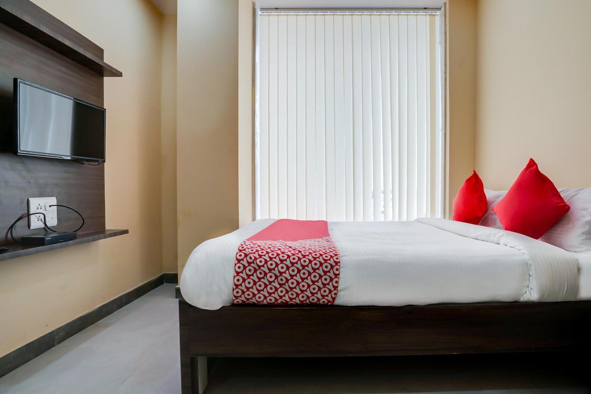 โอโย 28124 อเลขยา เรซิเดนซี Hotel Sururnagar ภายนอก รูปภาพ