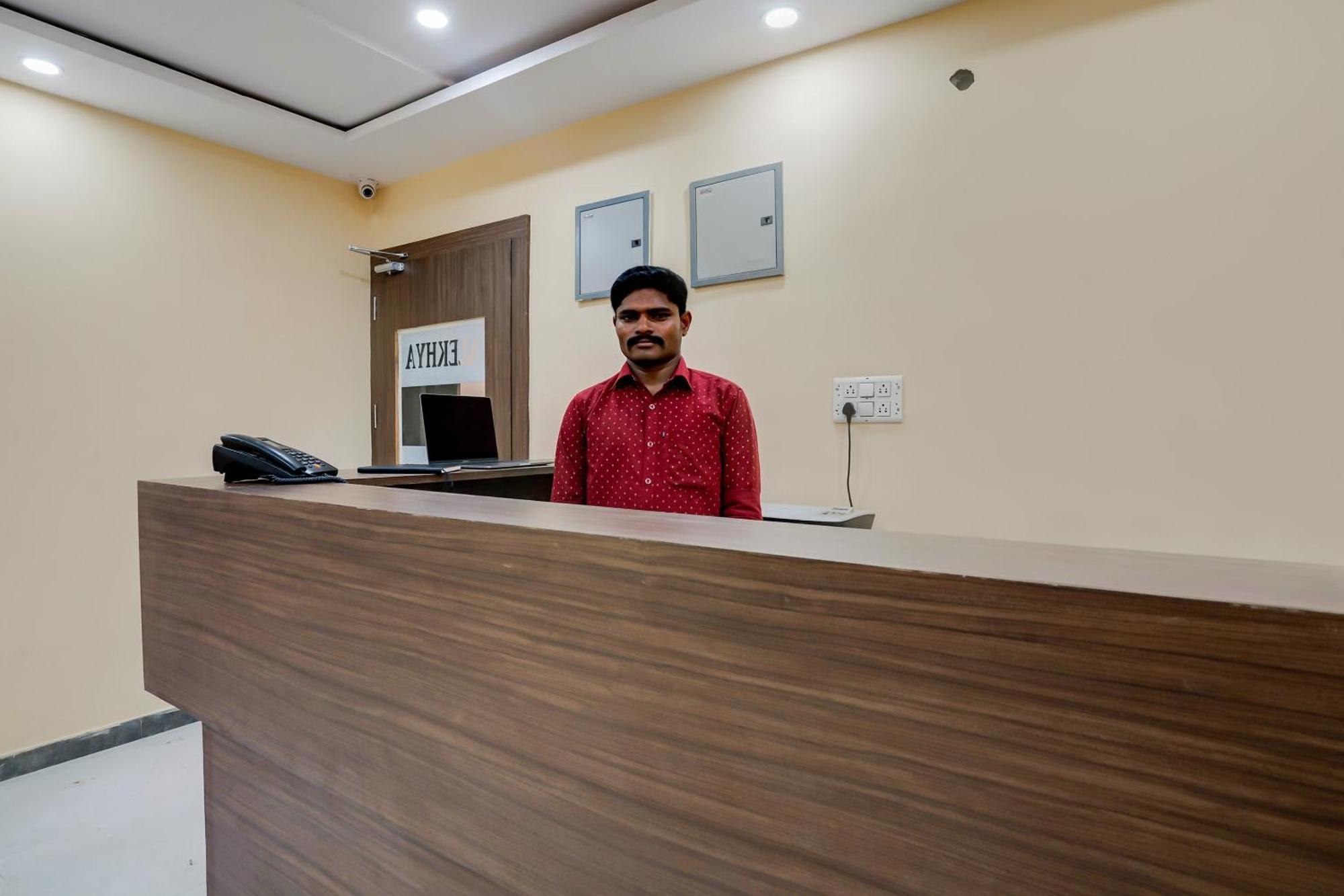โอโย 28124 อเลขยา เรซิเดนซี Hotel Sururnagar ภายนอก รูปภาพ